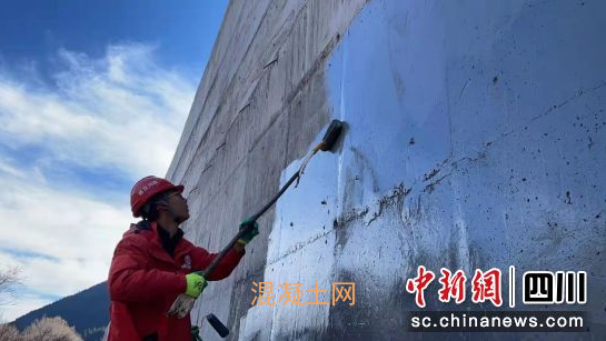 水泥混凝土首次在久馬高速穿上“防腐衣”(圖1)