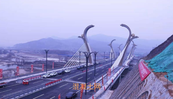 承德第一座大跨度混凝土異型橋完工(圖2)